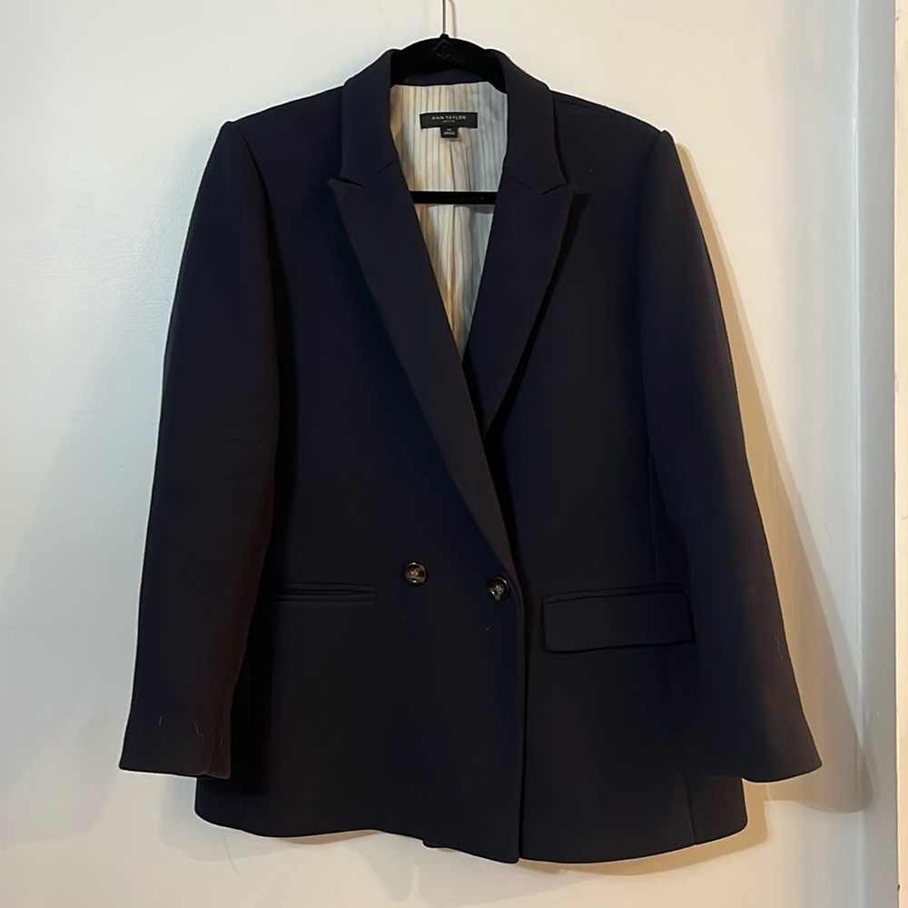 Ann Taylor navy blazer in 12P in wool type material